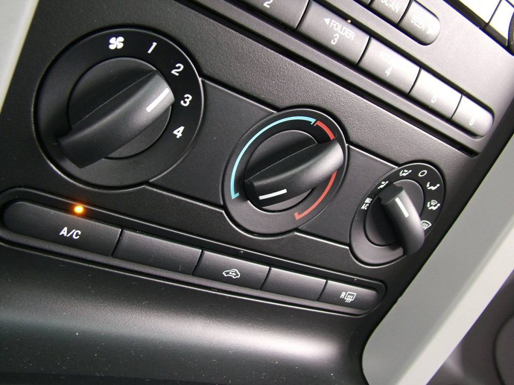 No ar-condicionado manual só há duas opções: quente ou frio (Arquivo/Quatro Rodas)
