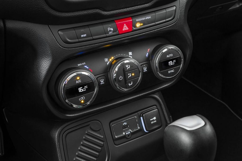 Com duas zonas, o ar-condicionado automático pode ter uma temperatura para o motorista e outra para o passageiro (Divulgação/Jeep)